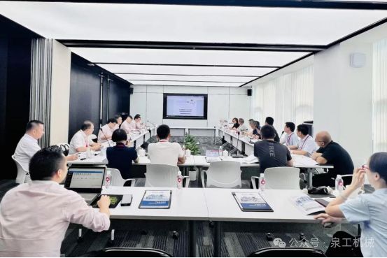 Quangong Group-da “İmitasiya Daş Beton Kərpic (Lövhə) Formalama Maşını” üçün sənaye standartının təqdimat iclası və “Blok Forma Maşınları üçün Kalıp” üçün sənaye standartı seminarı uğurla keçirildi.