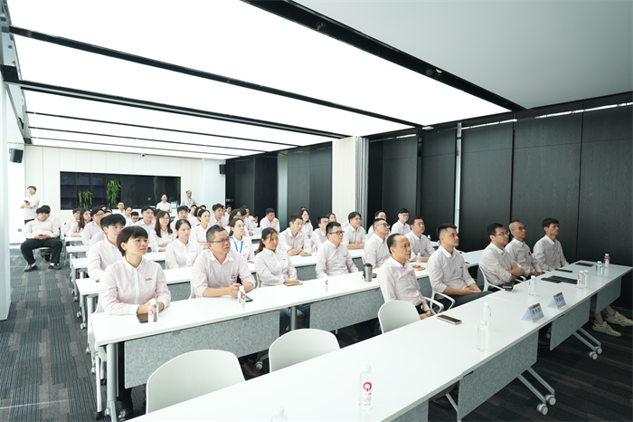 QGM: Hərbi paradı birlikdə seyr etmək və tərəqqi üçün güc toplamaq