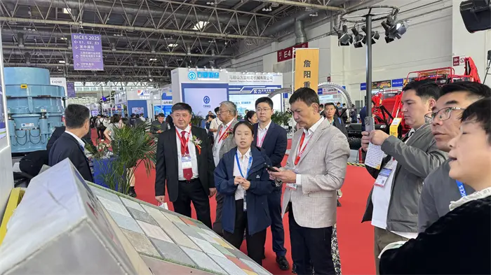 Smart İstehsalat danışmaq üçün qızıl payız toplanması, Quangongun gücü parlaqlıq yaradır