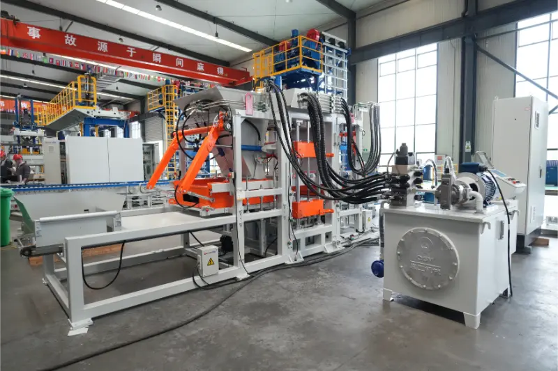 Quangong Machinery Co., Ltd.-nin QT6 tam avtomatik kərpic istehsalı xətti bərk tullantılardan yüksək gəlirli kərpic istehsalına imkan verir.